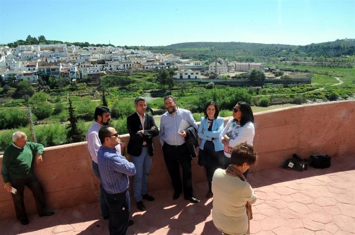 Lorite y Sánchez Villaverde (centro) en el nuevo aparcamiento