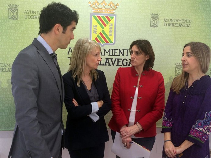 La alcaldes y la edil Juncal Herreros con representantes de la UNED