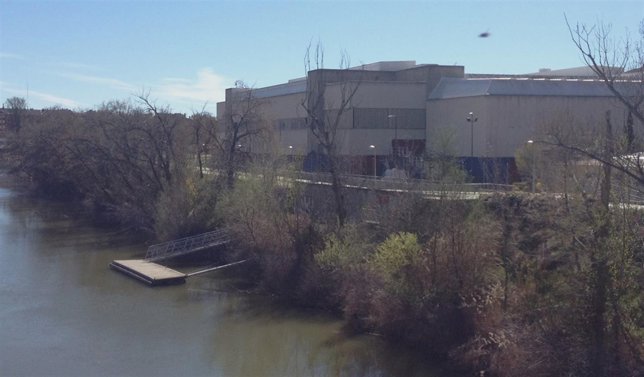 El río a su paso por el polideportivo Pisuerga