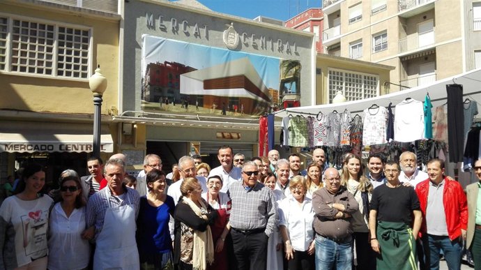 Los placeros críticos ante el antiguo edificio del Mercado Central