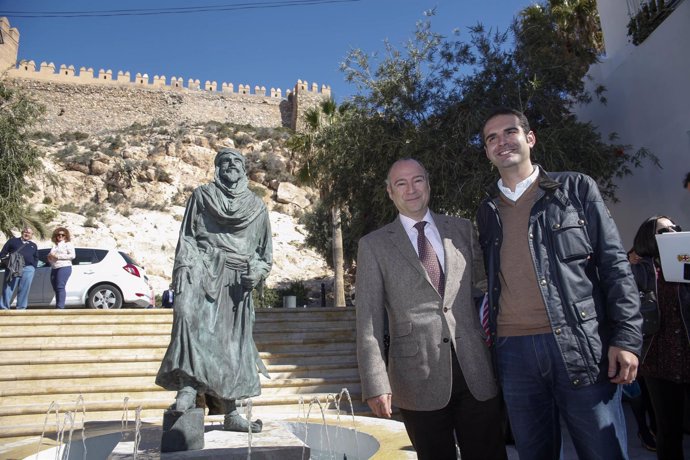El alcalde de Almería y el edil de Cultura junto a la estatua del Rey Jairá