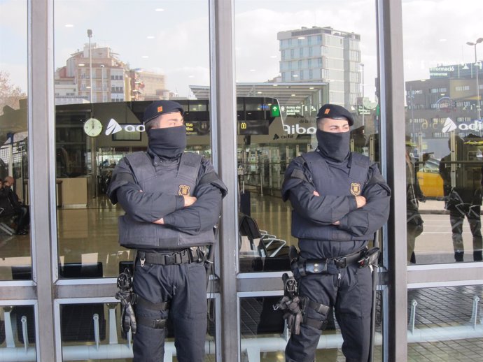 Agentes de los Mossos en la estación de Sants.