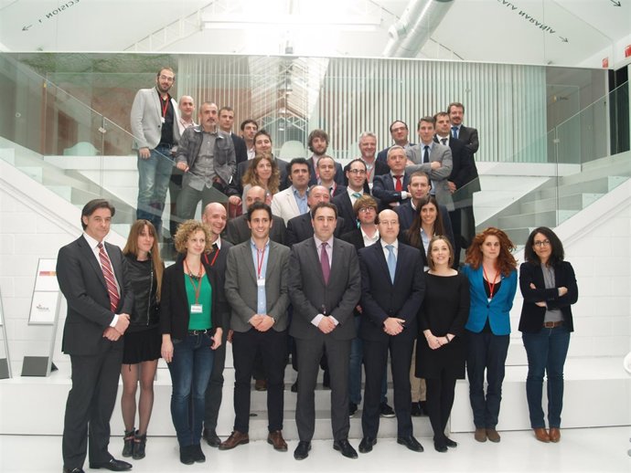  El Director General Con Responsables De Los Proyectos       