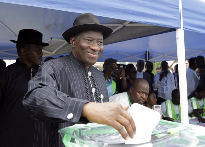 Goodluck Jonathan Vota En Las Elecciones De Nigeria