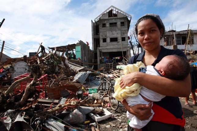 Una mujer mece a su hijo en Tacloban, tras el tifón Haiyan