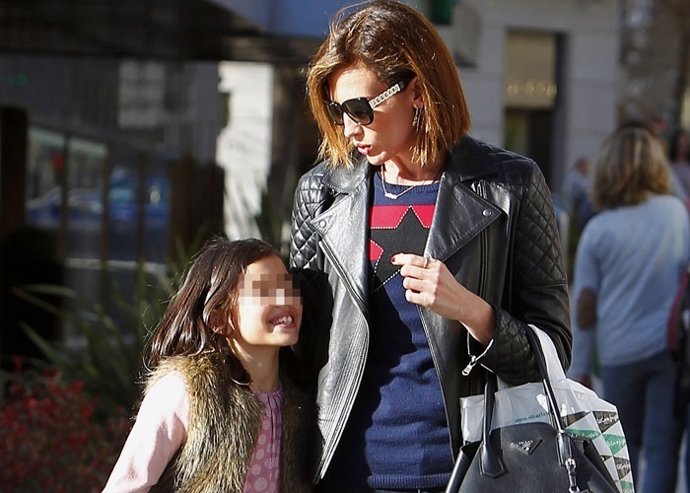 La hija de Nieves Álvarez tras los pasos de su flamante mamá