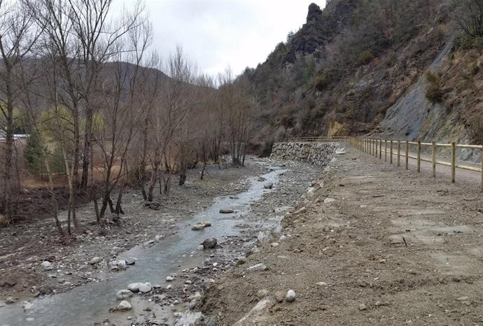 Trabajos de restitución del cauce del Noguera de Ter en Pont de Suert