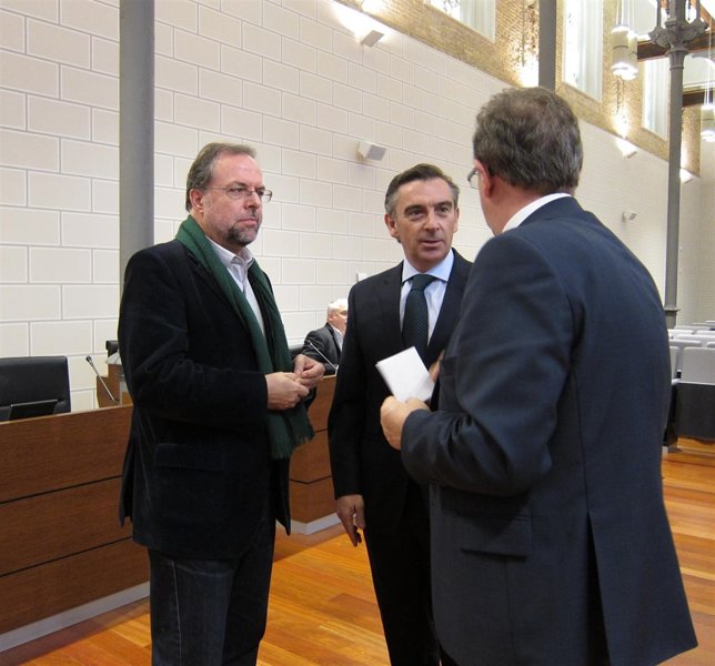 Beamonte y Fuster (CHA) hablan con un diputado del PP en el pleno