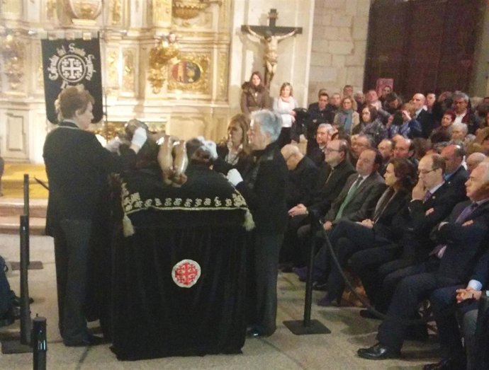 Las autoridades observan la Limpieza del Cristo