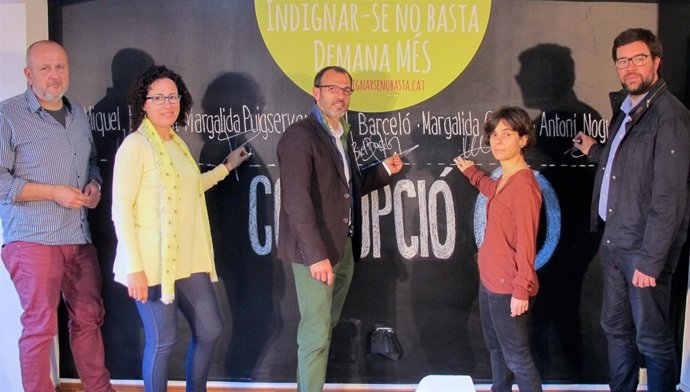 Candidatos de MÉS firmando el compromiso contra la corrupción