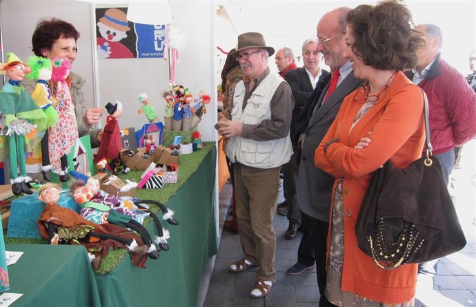 Javier León de la Riva y Mercedes Cantalapiedra visitan la Feria de la Artesanía
