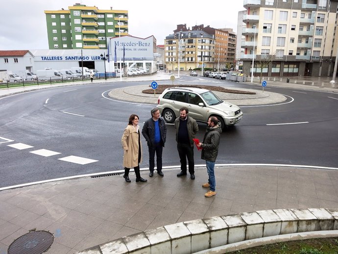 La alcaldesa con los concejales en la nueva rotonda del Barrio Covadonga