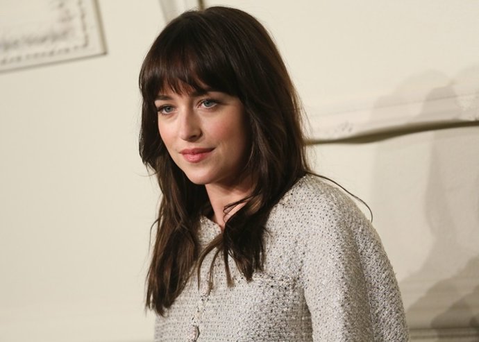 Dakota Johnson, sencilla y elegante en el Métiers d'Art de Chanel