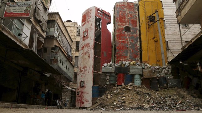 Barricada hecha con autobuses en Siria