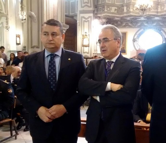 Antonio Sanz recibe la medalla de El Rico Semana Santa Málaga