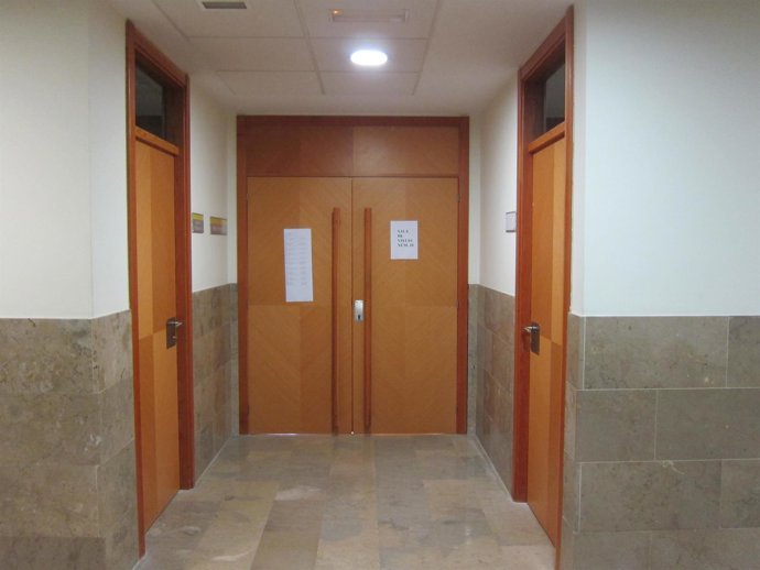 Puerta de un Juzgado de Instancia de Santander (preferentes). Juicios, justicia.