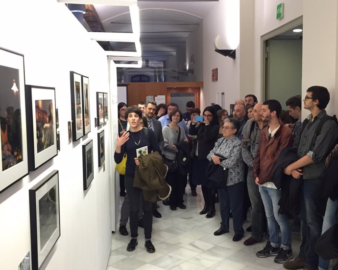 Visitantes en la exposición 'AmbArtGent' de la Diputación de Barcelona