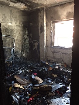 Los bomberos extinguen un incendio en Candelaria