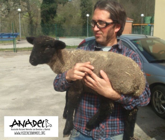 Un miembro de Anadel sostiene a Trasgu. 
