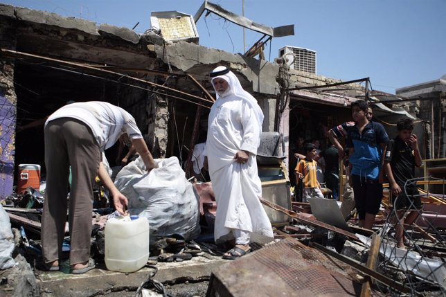 Habitantes revisan el lugar de un ataque con un coche bomba en Basora