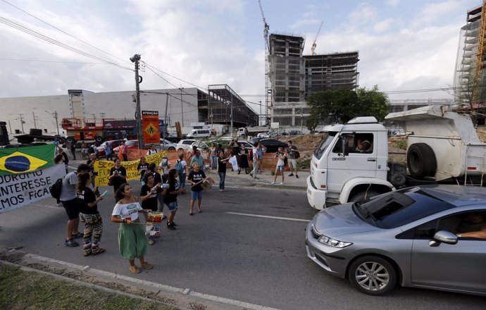 Residentes de una favela de Río de Janeiro protestan contra los Juegos Olímpicos