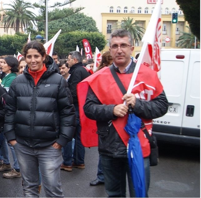 La secretaria de Podemos Melilla, Gema Aguilar, con otro responsable del partido