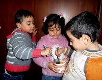 Maher, Rawan y Ahmad, los trillizos sirios que han vencido a la desnutrición
