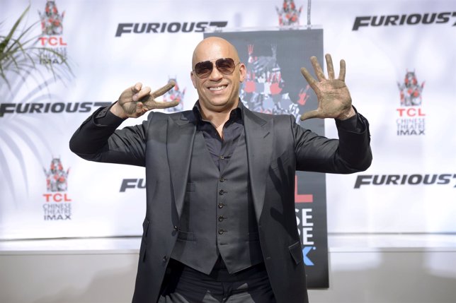 Vin Diesel deja sus huellas en el TCL Chinese Theatre de Hollywood
