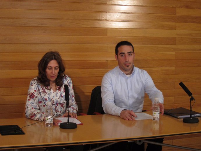 Los candidatos regionales de Podemos, Ausejo e Izquierdo, en la rueda de prensa