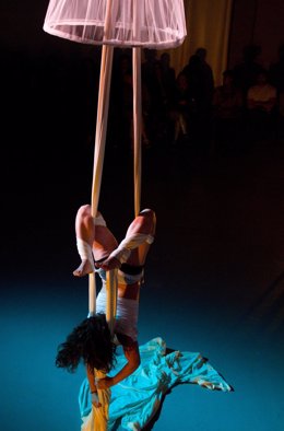 Escena del espectáculo de circo contemporáneo