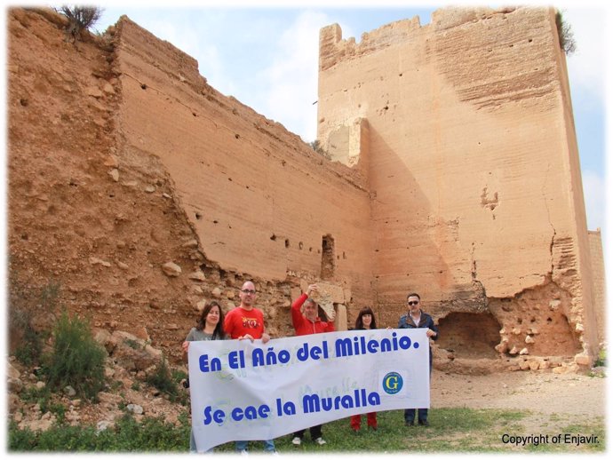 Miembros de Ganemos Almería bajo la muralla de la Alcazaba