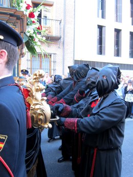 Hermanos de La Piedad con el indultado empujan la talla
