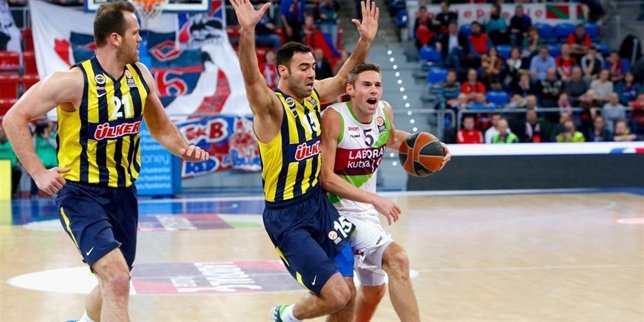 Fabien Causeur en una acción ante la defensa del Fenerbahce