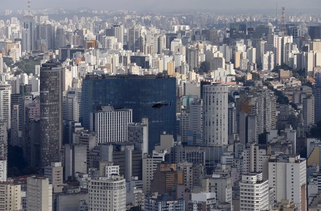 Helicóptero sobrevuela São Paulo