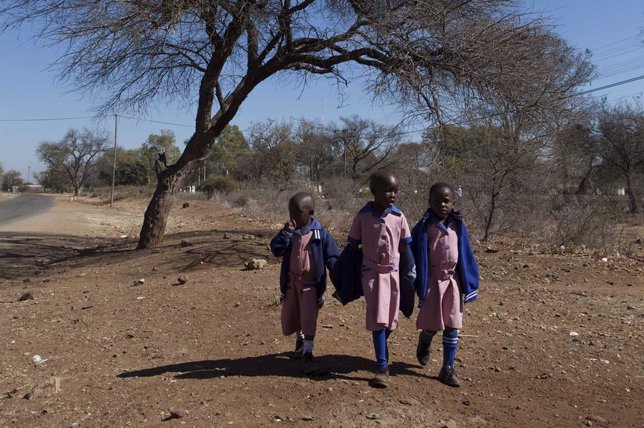 Niñas camino del colegio en Tsholotsho, Zimbabue