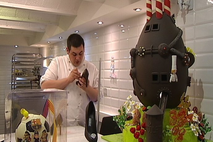 Barceloneses acuden a comprar las monas de Pascua