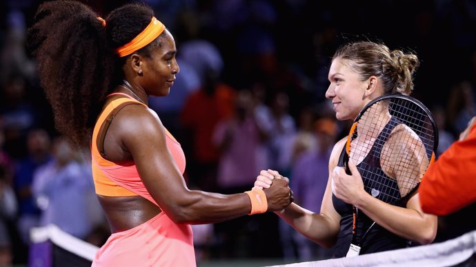 Serena Williams saluda a Simona Halep tras derrotarla en semis de Miami