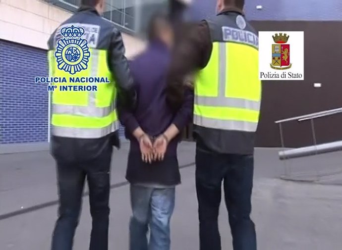 El momento de la detención en el aeropuerto Barcelona-El Prat