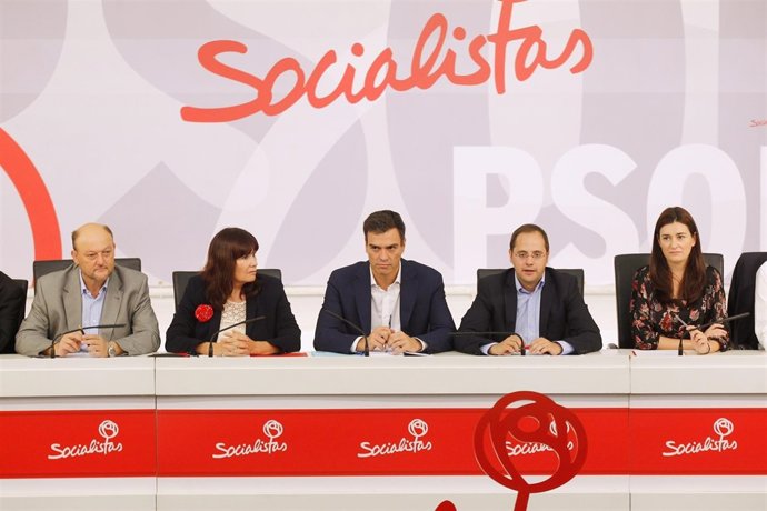 Pedro Sánchez, junto al resto de la ejecutiva del PSOE, en Ferraz