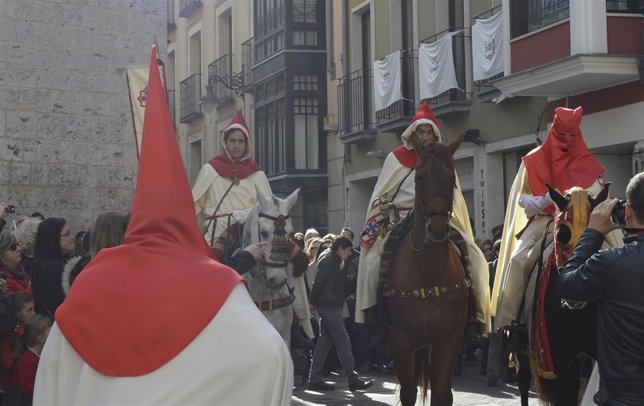 Cofrades a caballo pregonan el Sermon de las Siete Palabras