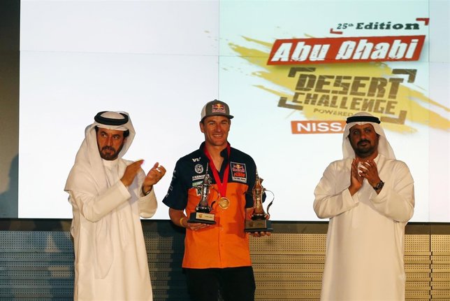 Coma con su trofeo de ganar del Rally de Abu Dhabi
