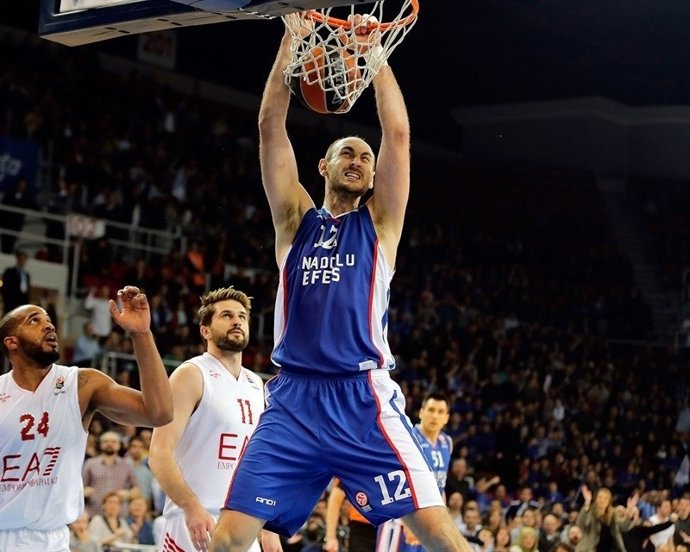 Nenad Krstic machaca en el Anadolu Efes - Armani Milan