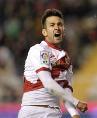 El Rayo Vallecano remonta en Eibar a cabezazos