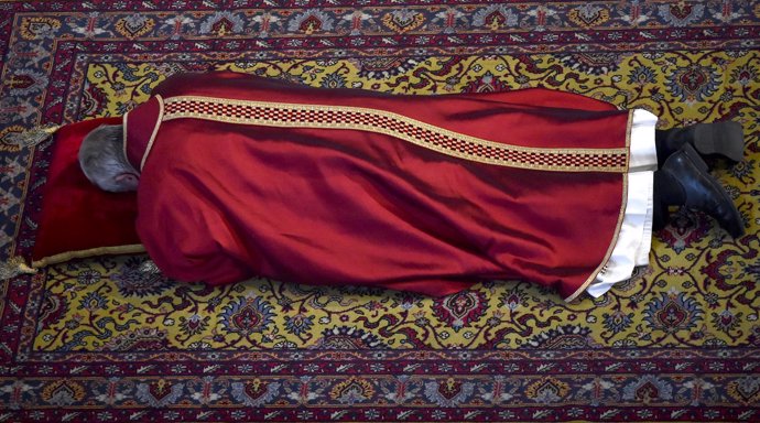 El Papa Francisco ora tumbado en los oficios del Viernes Santo