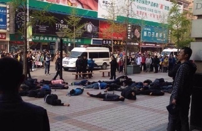 Taxistas chinos protagonizan un intento de suicidio en Pekín