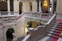 Los diputados de la Junta General siguen cobrando la asignación complementaria