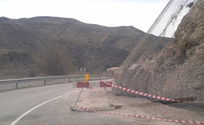 Imagen de un desprendimiento en la carretera LR-250