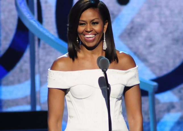 Michelle Obama muy delgada de blanco