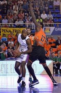 Unicaja reacciona y sigue líder
