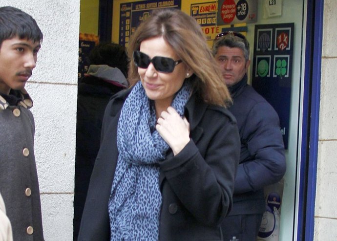 Nuria gonzález compra un décimo de lotería 